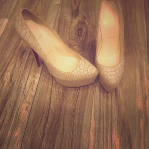 Christian louboutin 💯 authentic